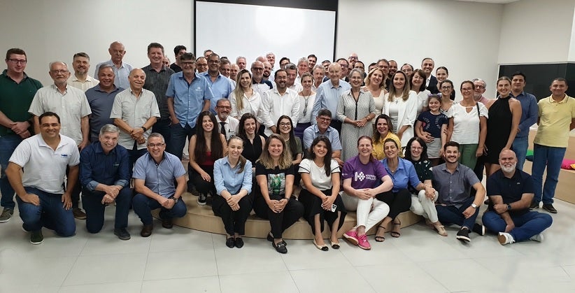 Diretores, conselheiros e convidados na Assembleia Geral Ordinária da ACIFI -  Foto divulgação