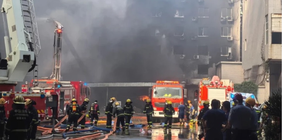 Fuego arrasa fábrica en China: 28 muertos y 32 heridos graves