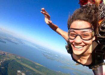 Atividade integra o turismo de aventura em Foz do Iguaçu. Foto: Skydive Foz