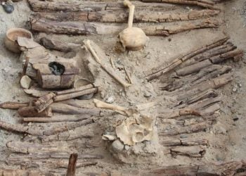 Um dos braseiros, à esquerda, encontrados em uma dezena de tumbas do cemitério de Jirzankal, na cordilheira do Pamir, na China.
Xinhua Wu