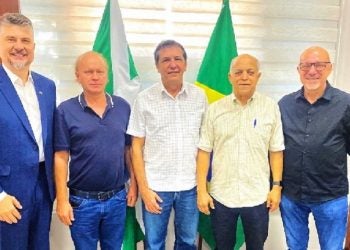 Representantes da sociedade civil levaram demandas sobre projetos prioritários ao prefeito Chico Brasileiro (ao centro) – foto: Divulgação