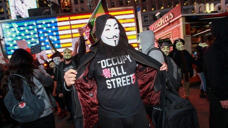 Definindo-se como grupo apolítico com tendências anarquistas, EterSec explica que Anonymous age em defesa da democracia e liberdade do povo. (Imagem: a katz/Shutterstock)