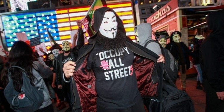 Definindo-se como grupo apolítico com tendências anarquistas, EterSec explica que Anonymous age em defesa da democracia e liberdade do povo. (Imagem: a katz/Shutterstock)