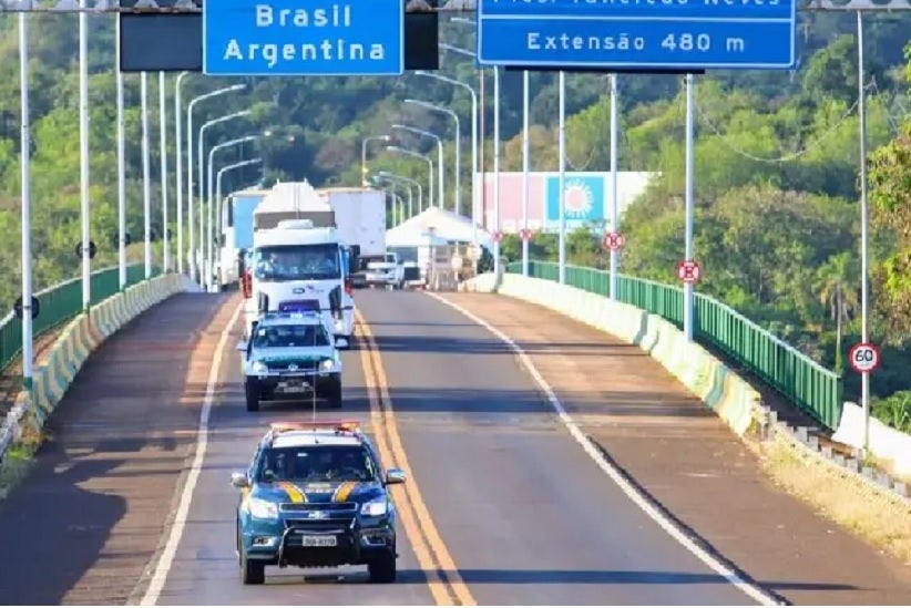 PRF fez a escolta da travessia da elefanta Mara pela Ponte Tancredo Neves, que faz fronteira entre Brasil e Argentina, nesta segunda-feira (11) — Foto: Christian Rizzi/PRF