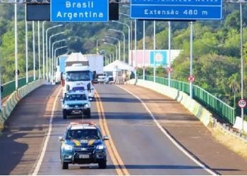 PRF fez a escolta da travessia da elefanta Mara pela Ponte Tancredo Neves, que faz fronteira entre Brasil e Argentina, nesta segunda-feira (11) — Foto: Christian Rizzi/PRF