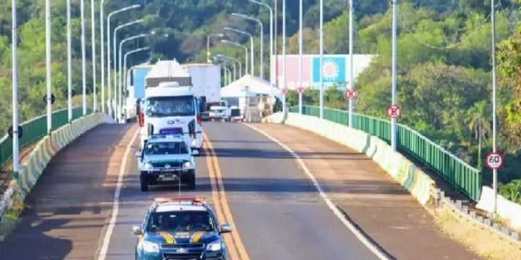 PRF fez a escolta da travessia da elefanta Mara pela Ponte Tancredo Neves, que faz fronteira entre Brasil e Argentina, nesta segunda-feira (11) — Foto: Christian Rizzi/PRF