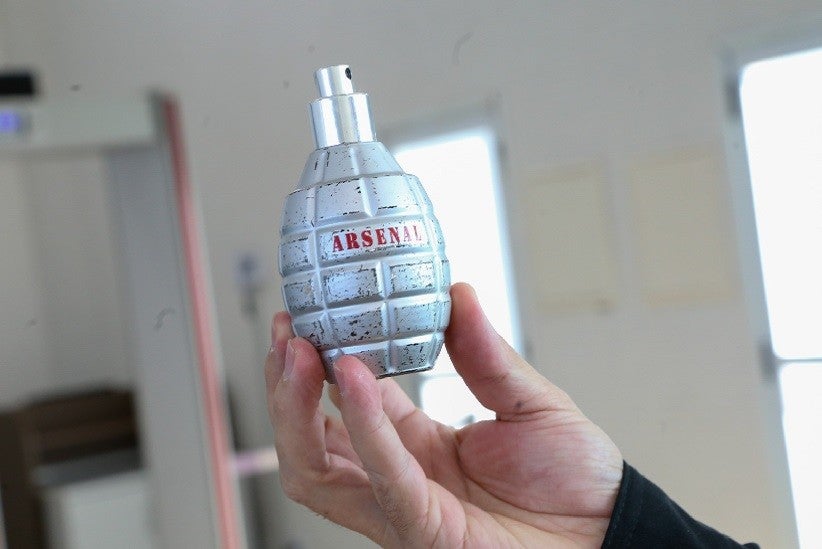 Frasco de perfume em formato de granada. Simulacros estão entre os materiais mais apreendidos no aeroporto. - Divulgação: CCR Aeroportos