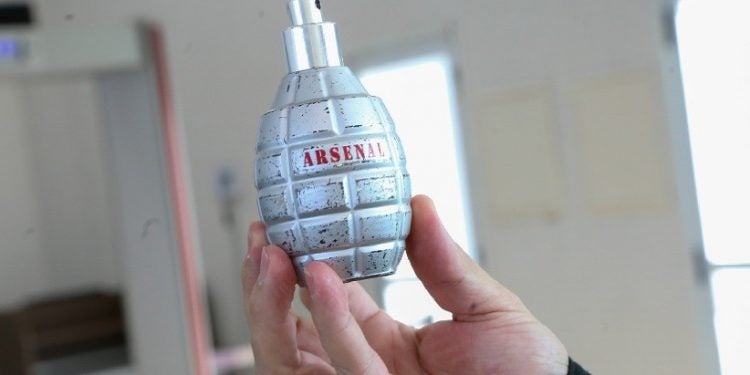Frasco de perfume em formato de granada. Simulacros estão entre os materiais mais apreendidos no aeroporto. - Divulgação: CCR Aeroportos