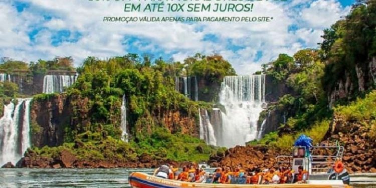 O passeio de barco do Macuco Safári chega bem perto das quedas para o visitante se batizar nas águas das Cataratas do Iguaçu. Foto: Marcos Labanca
