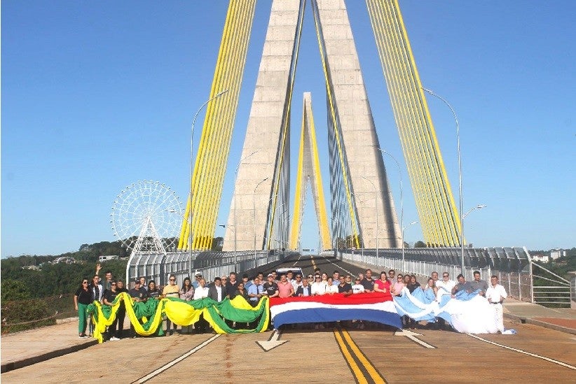 Ato simbólico, com a passagem da ponte a pé, contou com lideranças dos conselhos de desenvolvimento e agentes públicos - foto: Divulgação