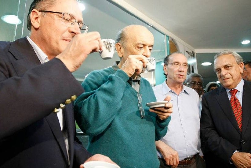 Os tucanos Geraldo Alckmin e José Serra (em primeiro plano), durante a campanha eleitoral do PSDB para presidente da República, em 2010.| Foto: José Patrício/Arquivo Estadão Conteúdo Leia mais em: https://www.gazetadopovo.com.br/republica/propina-contrato