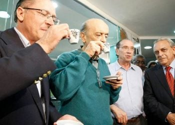 Os tucanos Geraldo Alckmin e José Serra (em primeiro plano), durante a campanha eleitoral do PSDB para presidente da República, em 2010.| Foto: José Patrício/Arquivo Estadão Conteúdo Leia mais em: https://www.gazetadopovo.com.br/republica/propina-contrato
