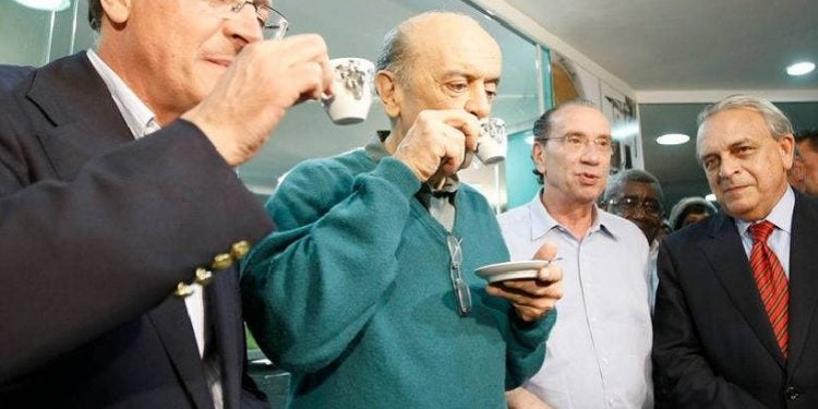 Os tucanos Geraldo Alckmin e José Serra (em primeiro plano), durante a campanha eleitoral do PSDB para presidente da República, em 2010.| Foto: José Patrício/Arquivo Estadão Conteúdo Leia mais em: https://www.gazetadopovo.com.br/republica/propina-contrato