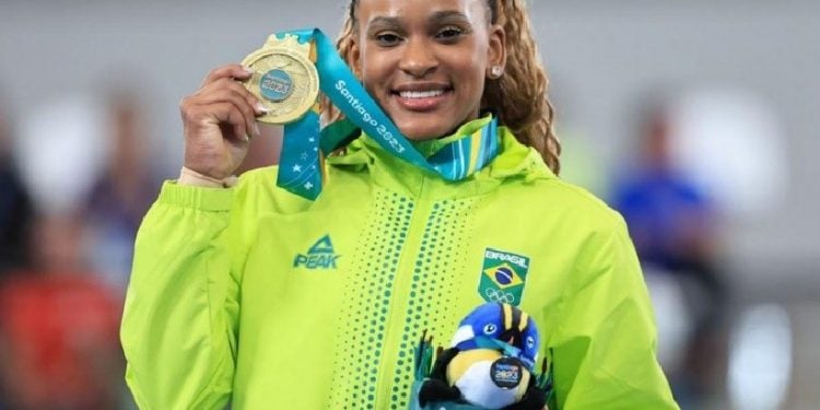 Rebeca Andrade com o ouro conquistado no salto no Pan do Chile. Foto: Ricardo Bufolin / CBG