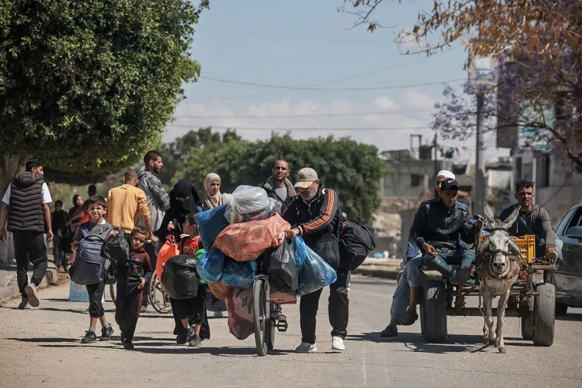 Um grupo de palestinos deslocados espera pela distribuição de água de MSF na área de Tal Al-Sultan, na cidade de Rafah, sul de Gaza. Janeiro de 2024. © MSF