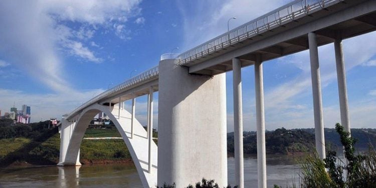 Ponte Internacional da Amizade (BR-277),Aduana de Foz do Iguaçu, Fronteira Brasil e Paraguai - Foto: Repordução