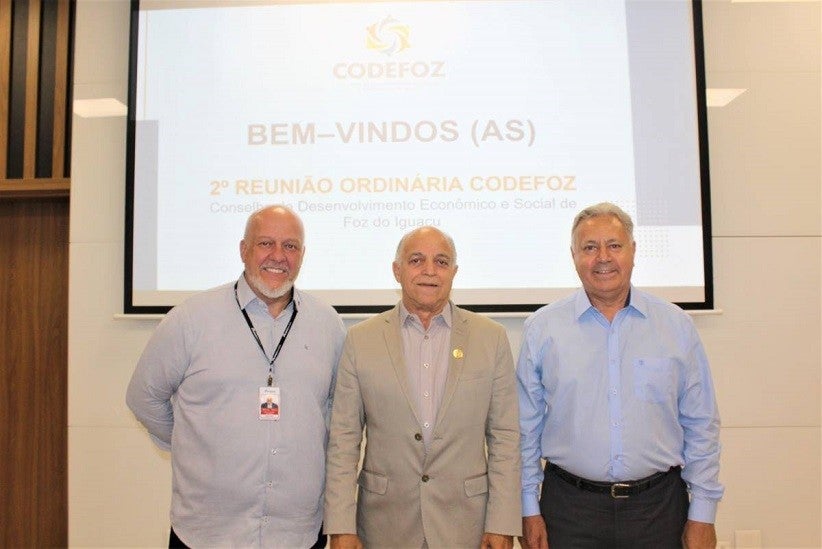 Representante da Itaipu, Newton Ricardo de Almeida foi eleito vice-presidente do Codefoz, compondo a direção com Fernando Castro Alves e Carlos Silva, presidente e secretário – foto Assessoria
