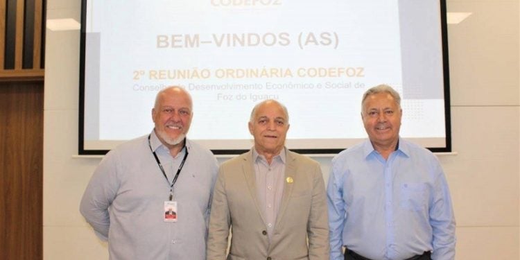 Representante da Itaipu, Newton Ricardo de Almeida foi eleito vice-presidente do Codefoz, compondo a direção com Fernando Castro Alves e Carlos Silva, presidente e secretário – foto Assessoria