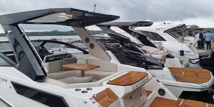 Evento náutico que reuniu centenas de pessoas e mais de 30 embarcações como lanchas e jet-ski, que navegaram pelas águas do Lago de Itaipu