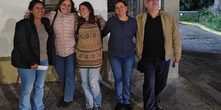 Myrian, Carmen e Tamara Villalba ao serem libertadas, junto com seus representantes do Sindicato dos Advogados. © cortesia da família Villalba
