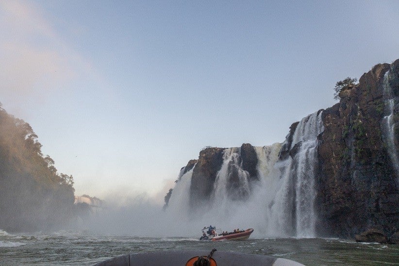O barco dá aquela passadinha por baixo das quedas e o banho de energia é inevitável 