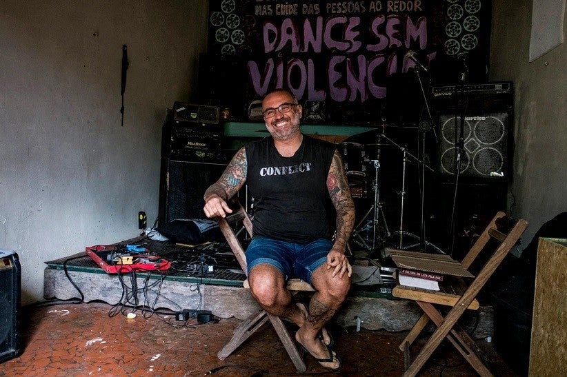 Josimas Ramos no pico de ensaios da casa onde mora, em Itanhaém, SP. - Foto: Felipe Larozza/Vice