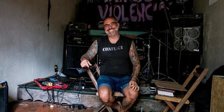 Josimas Ramos no pico de ensaios da casa onde mora, em Itanhaém, SP. - Foto: Felipe Larozza/Vice