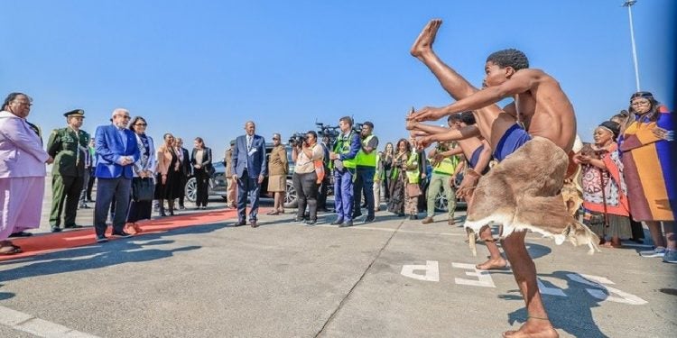 Presidente Lula na chegada a Joanesburgo para a Cúpula do BRICS: aposta num multilateralismo mais eficaz - Foto: Ricardo Stuckert (PR)