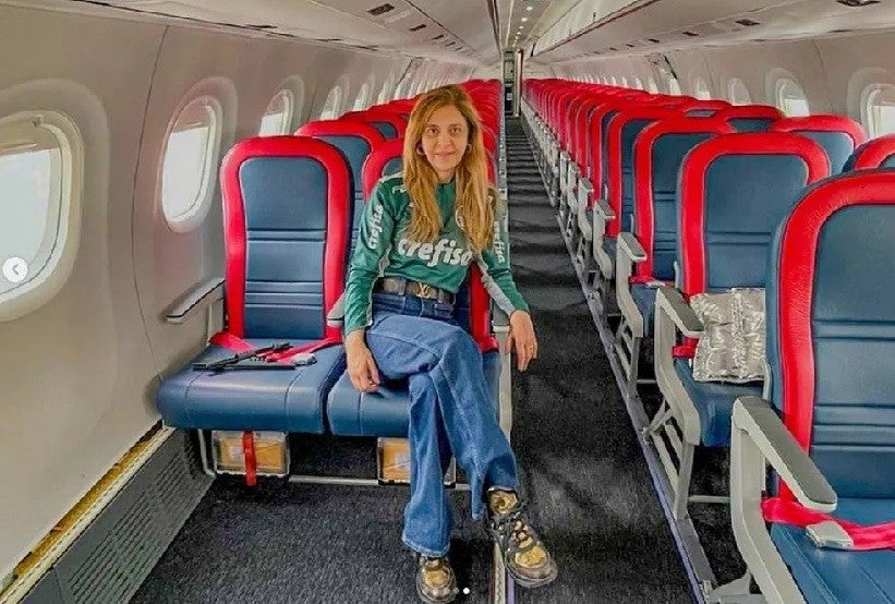 Presidente do Palmeiras, Leila Pereira, dentro do avião que foi comprados para levar a equipe para jogos fora de casa — Foto: Reprodução/Instagram