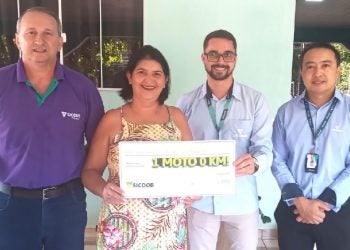 A cooperada Marina Moraes Silva recebeu diretor e gerentes do Sicoob em sua casa - foto: Divulgação