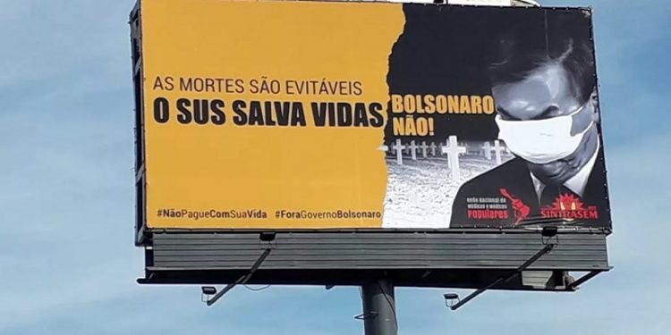 Outdoor em defesa do SUS e pelo fim do governo Bolsonaro em Florianópolis (Foto: Rede Nacional de Médicas e Médicos Populares - Foto: Divulgação)
