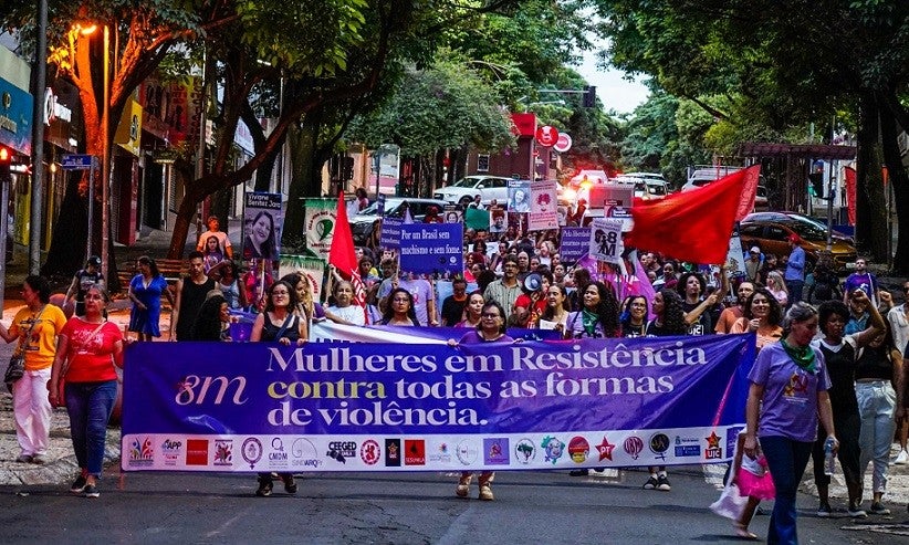 Centenas de pessoas marcharam para denunciar todo tipo de violência contra as mulheres e buscar igualdade de direitos - Foto Marcos Labanca