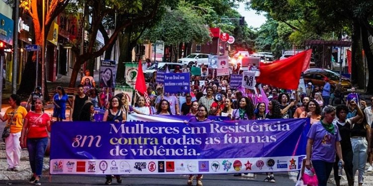 Centenas de pessoas marcharam para denunciar todo tipo de violência contra as mulheres e buscar igualdade de direitos - Foto Marcos Labanca