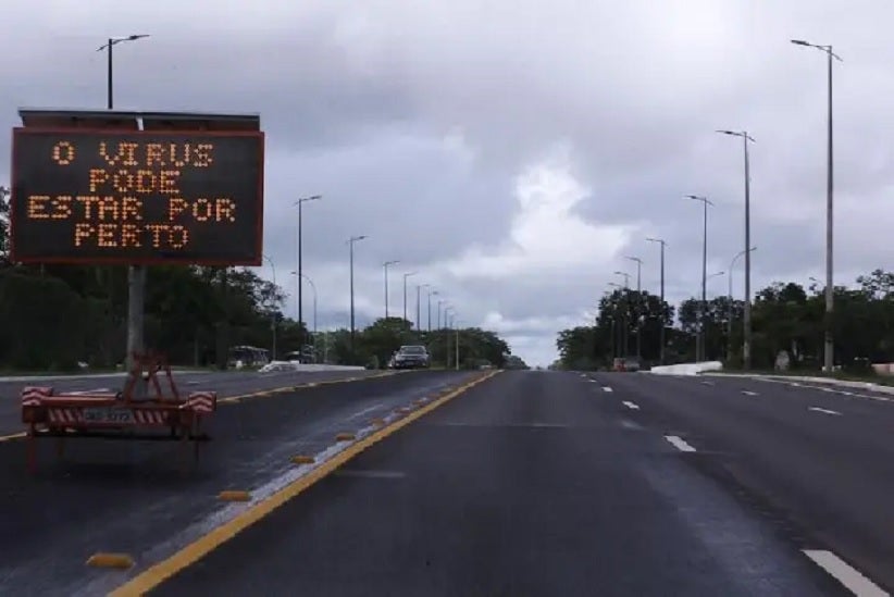 No Eixão Sul, em Brasília, painéis luminosos exibem dicas aos motoristas para evitarem o coronavírus  Foto: Marcello Casal JrAgência Brasil