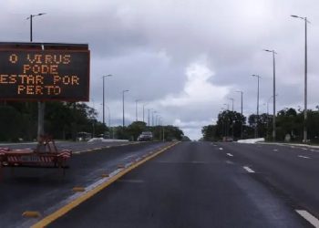 No Eixão Sul, em Brasília, painéis luminosos exibem dicas aos motoristas para evitarem o coronavírus  Foto: Marcello Casal JrAgência Brasil