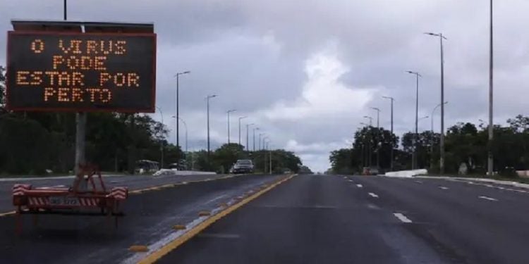 No Eixão Sul, em Brasília, painéis luminosos exibem dicas aos motoristas para evitarem o coronavírus  Foto: Marcello Casal JrAgência Brasil