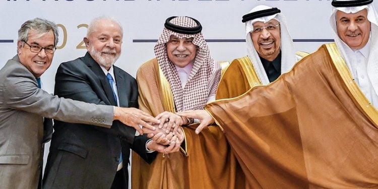 Presidente Lula e o presidente da Apex, Jorge Viana, com autoridades da Arábia Saudita em Riade. Foto: Ricardo Stuckert / PR