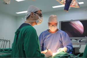 De costas, o cirurgião torácico do HMCC, Dr. Alisson Izidoro