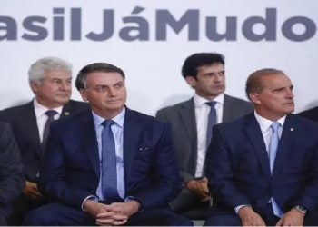 Bolsonaro em evento no Planalto com ministros. Presidente prometeu cargos ao centrão, diz jornal