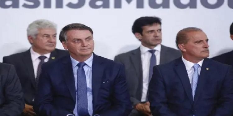 Bolsonaro em evento no Planalto com ministros. Presidente prometeu cargos ao centrão, diz jornal