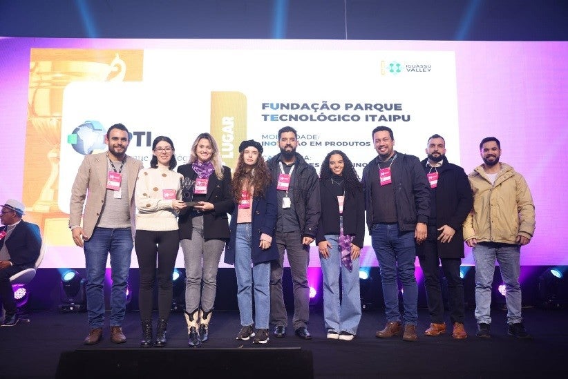 Registro da entrega da premiação para a equipe técnica do PTI do projeto Vila A Inteligente.