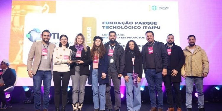 Registro da entrega da premiação para a equipe técnica do PTI do projeto Vila A Inteligente.
