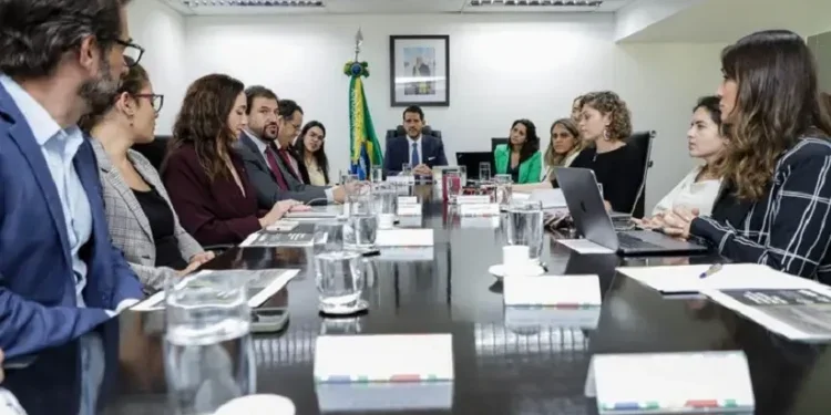 Realizada na sede da AGU, a reunião contou também com representantes do Ministério da Justiça e Segurança Pública e da Secretaria de Comunicação Social, entre outros órgãos - Foto: Renato Menezes/Ascom AGU