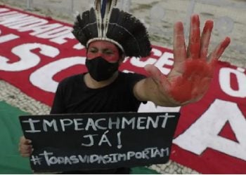 Manifestante protesta contra o presidente Jair Bolsonaro na frente do Planalto, no último sábado. ERALDO PERES (AP)