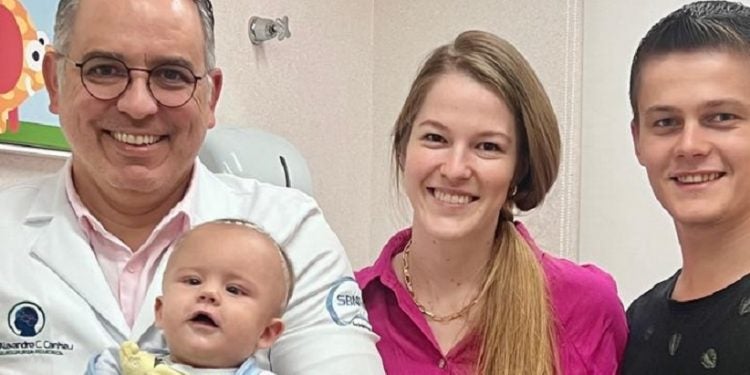 A segunda imagem mostra o Dr. Alexandre Canheu, o bebê e os pais, que viajaram por 9 horas para que o filho pudesse realizar o procedimento