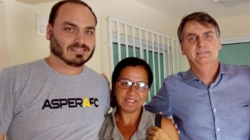 Walderice Santos da Conceição, conhecida como 'Wal do açaí', com Carlos e Jair Bolsonaro Foto: Reprodução