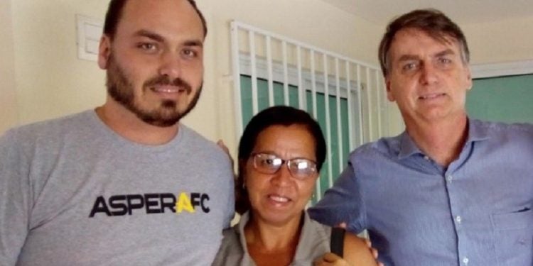 Walderice Santos da Conceição, conhecida como 'Wal do açaí', com Carlos e Jair Bolsonaro Foto: Reprodução