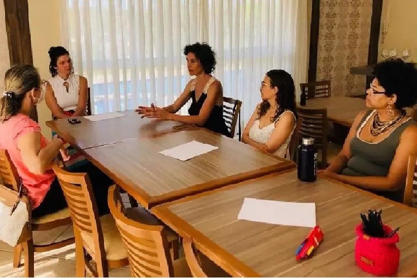 Grupo de mães e educadoras se reúne para debater questões de formação educacional, incluindo a participação no Projeto Político-Pedagógico das escolas. - Foto: Assessoria
