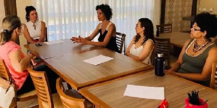 Grupo de mães e educadoras se reúne para debater questões de formação educacional, incluindo a participação no Projeto Político-Pedagógico das escolas. - Foto: Assessoria