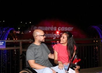 Legenda: Fernando Mendonza pediu Paloma Frutos com projeções em #D após Show das Águas do Wonder Park Foz   Crédito fotográfico: Wonder Park Foz
